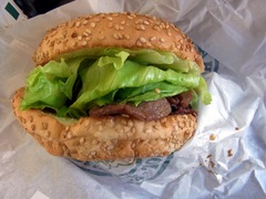 函館・ラッキーピエロ・ジンギスカンバーガー.jpg